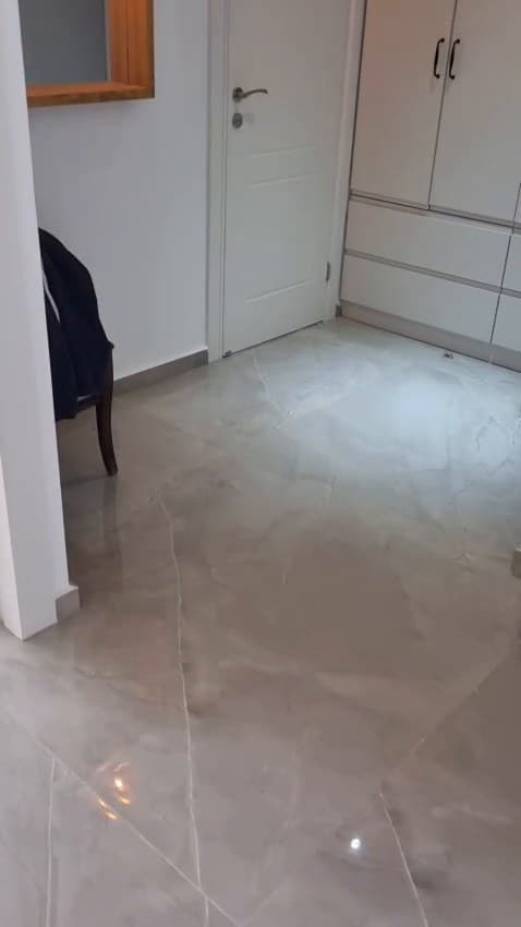 ריצוף מבריק בדמוי שיש במסדרון
