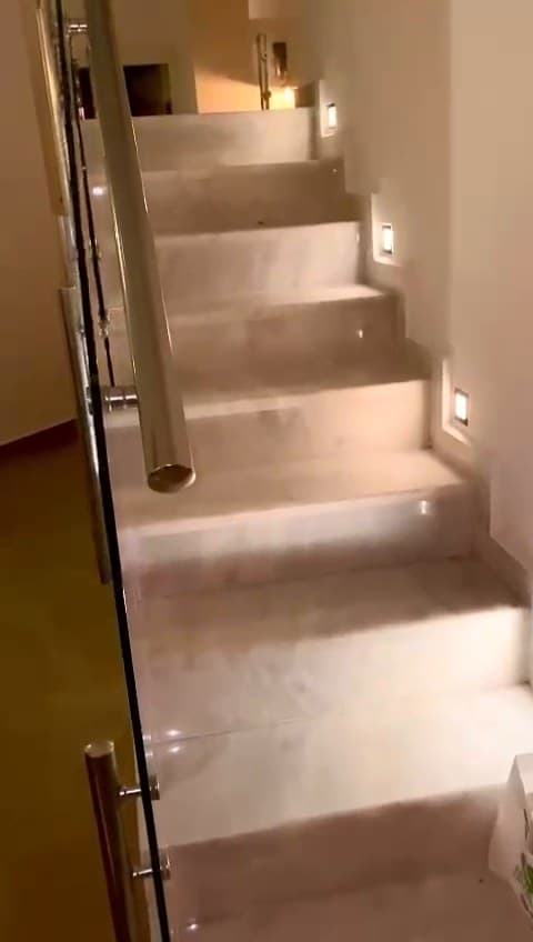 מדרגות בחיפוי בדמוי שיש עם תאורת לד בכל מדרגה